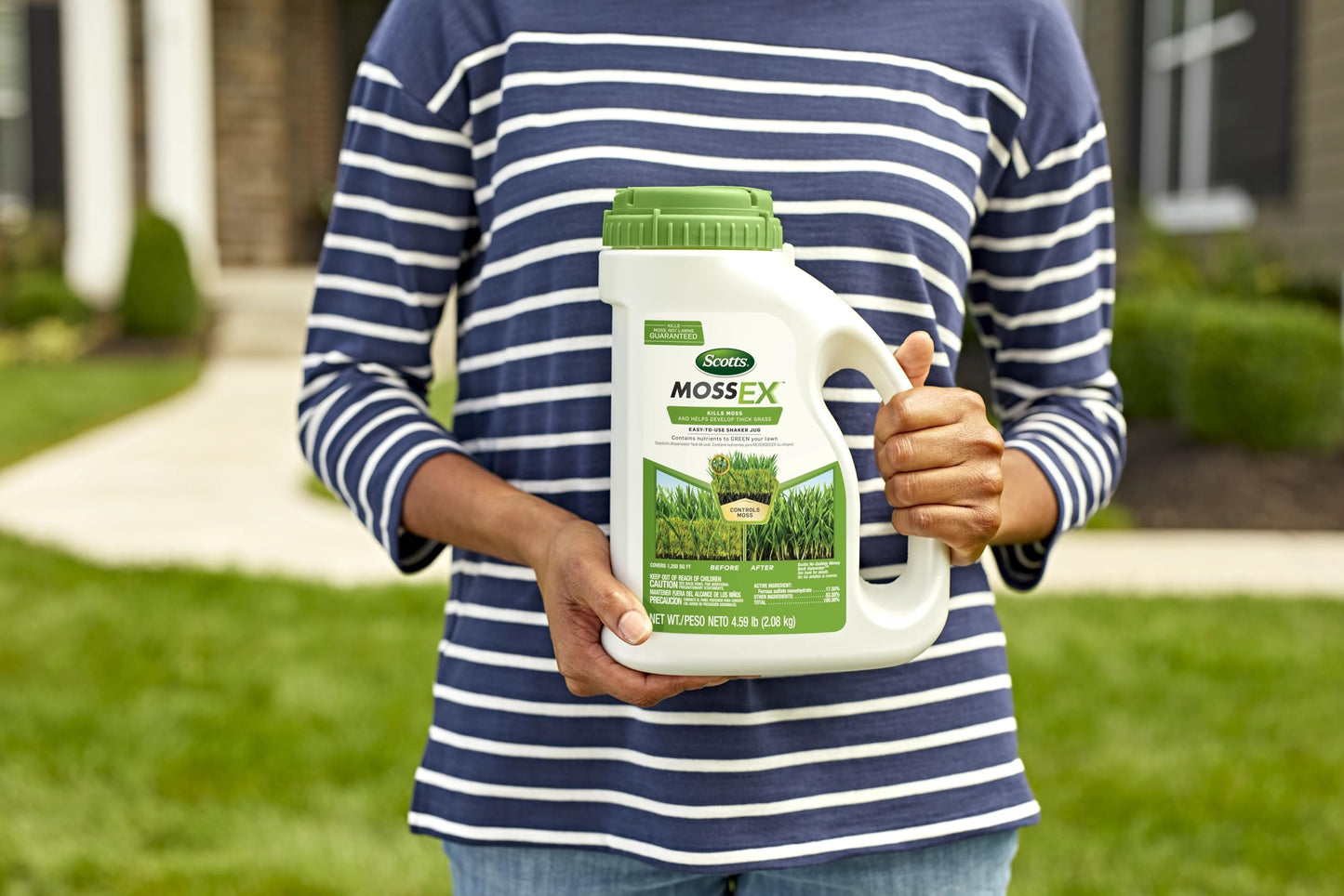 Scotts MossEx, Moss Killer for Lawns, Easy-to-Use Shaker Jug, Contains Fertilizer to Green Grass, 4.59 lbs.