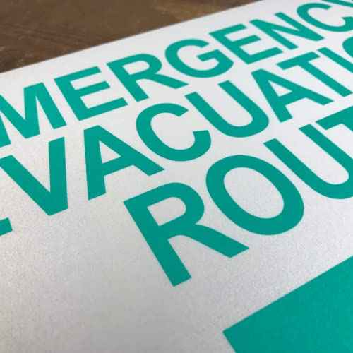 TRADESAFE Emergency Evacuation Route Sign - Evacuation Plan Sign With Arrow Left, Quick Install Aluminum Safety Sign, Light Reflective, UV-Resistant, Waterproof, 14¡± X 10¡± Signs for Business