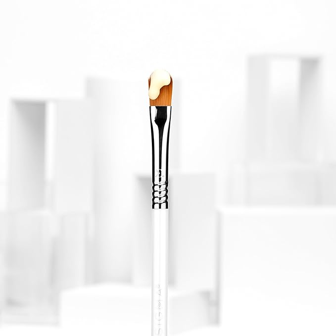 Sigma Beauty S20 Eye Cream Skincare Brush Ã¢ÂÂ Skincare Tool for Applying Skincare Products to Face and Skin, Gentle Eye Cream Brush Applicator for Eye Creams and Eye Makeup Primer (1 Pc)