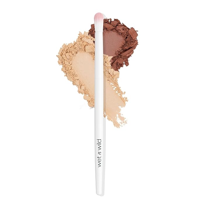 wet n wild Crease Brush,Expert Precision Eyeshadow Application, Firm Flat Bristles, Ergonomic Handle for Comfortable Precision Control, Cruelty-Free & Vegan