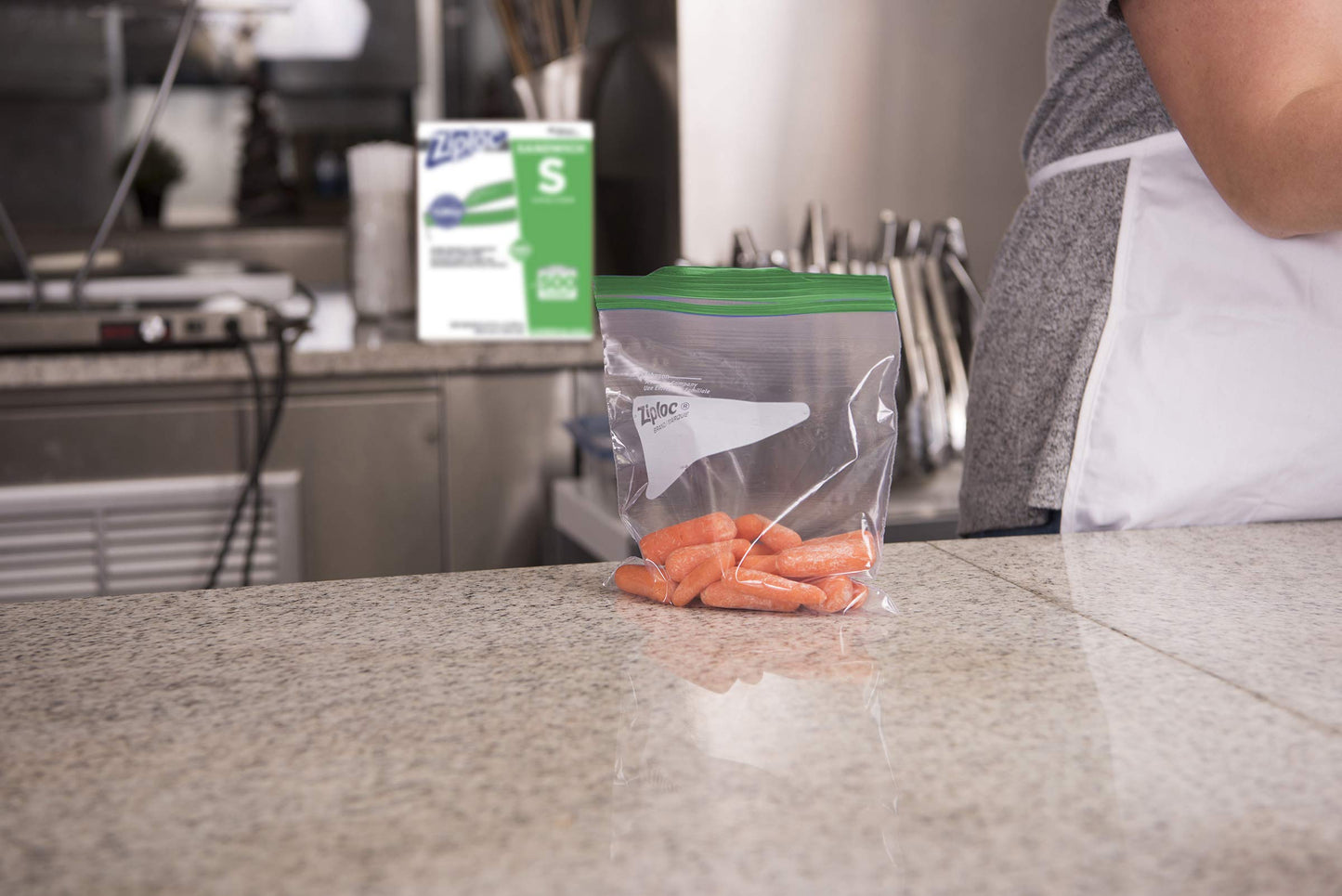 SC Johnson Professional Ziploc Brand Sandwich Bags, Food Storage Ziploc Brand Bags, Easy Open Tabs, Commercial Pack, 500 Count Box, for Professional Use Only