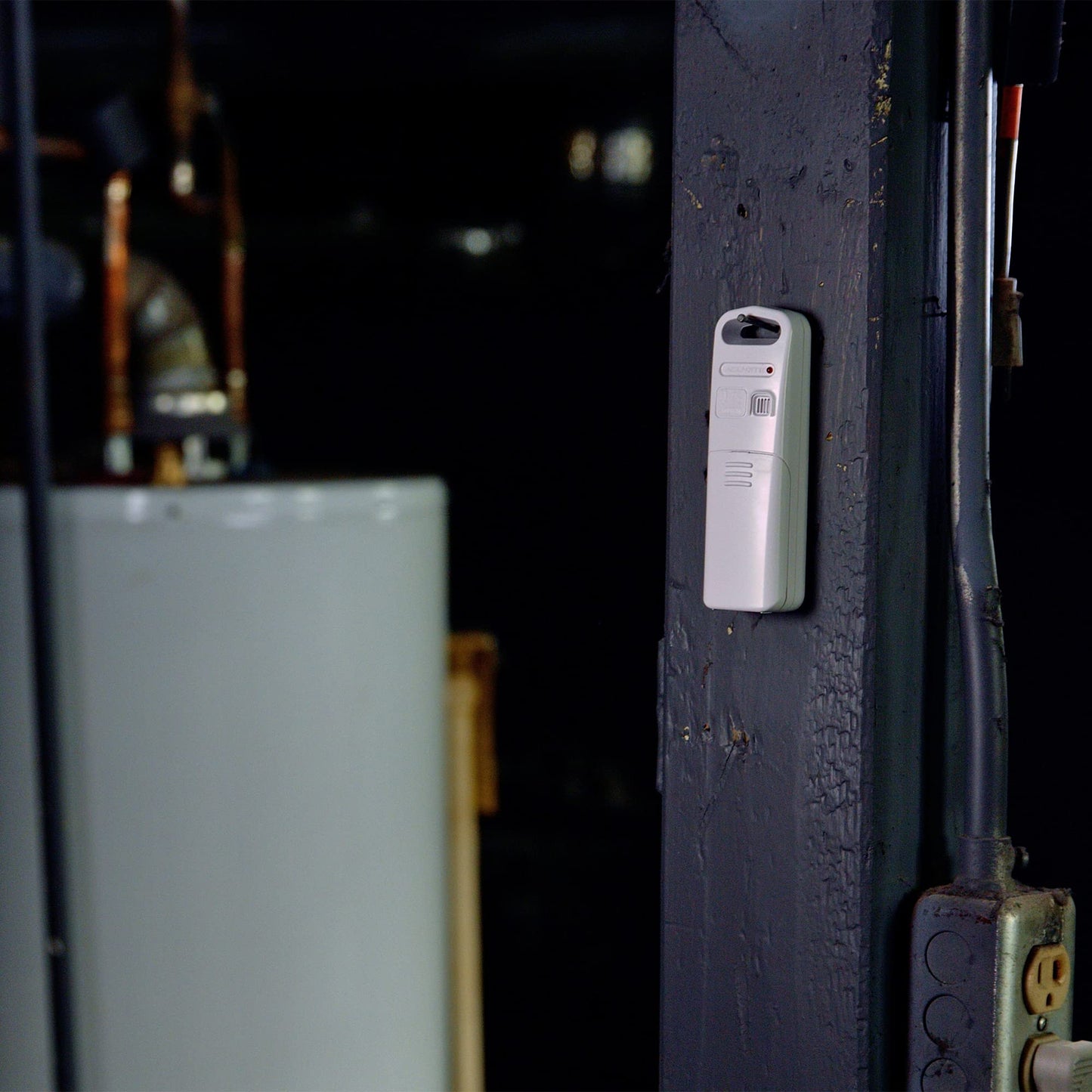 AcuRite Wireless Indoor Outdoor Temperature and Humidity Sensor with A-B-C Switch (06002M / 592TXR)