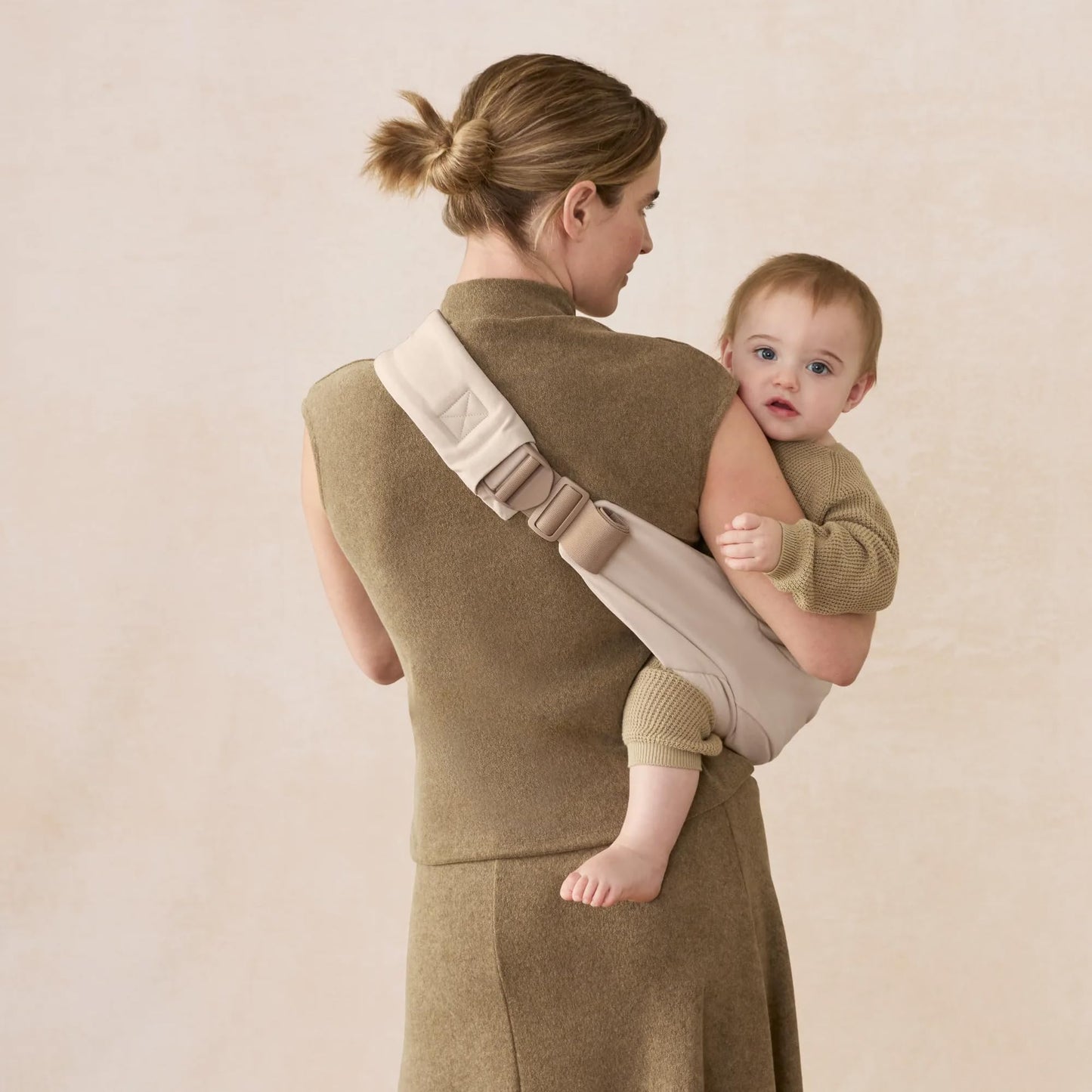 Ergobaby Upsie Sling Baby Carrier for Babies and Toddlers 6-48 Months (17-45 lbs) - 2-Position Ergonomic Baby Carrier with Front Storage Pocket, Hip-Healthy Positioning - Natural Beige