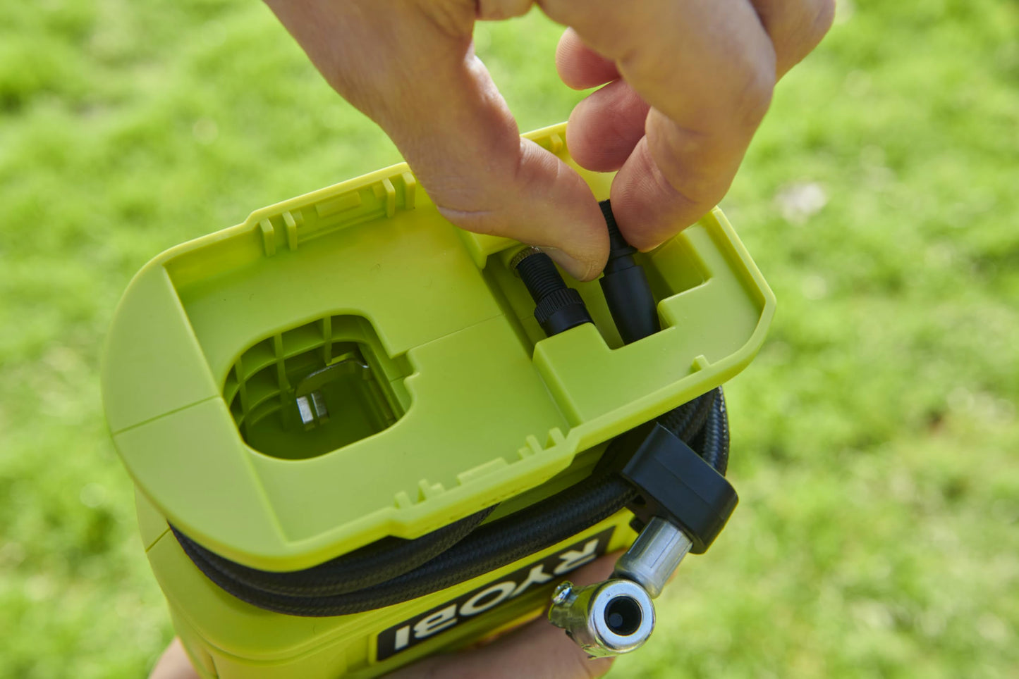 Ryobi - 18 V One+ 11 Bar Wireless Compressor - Tyre and Ball Inflation - Comes with 3 Tips (without Battery) - RPI18