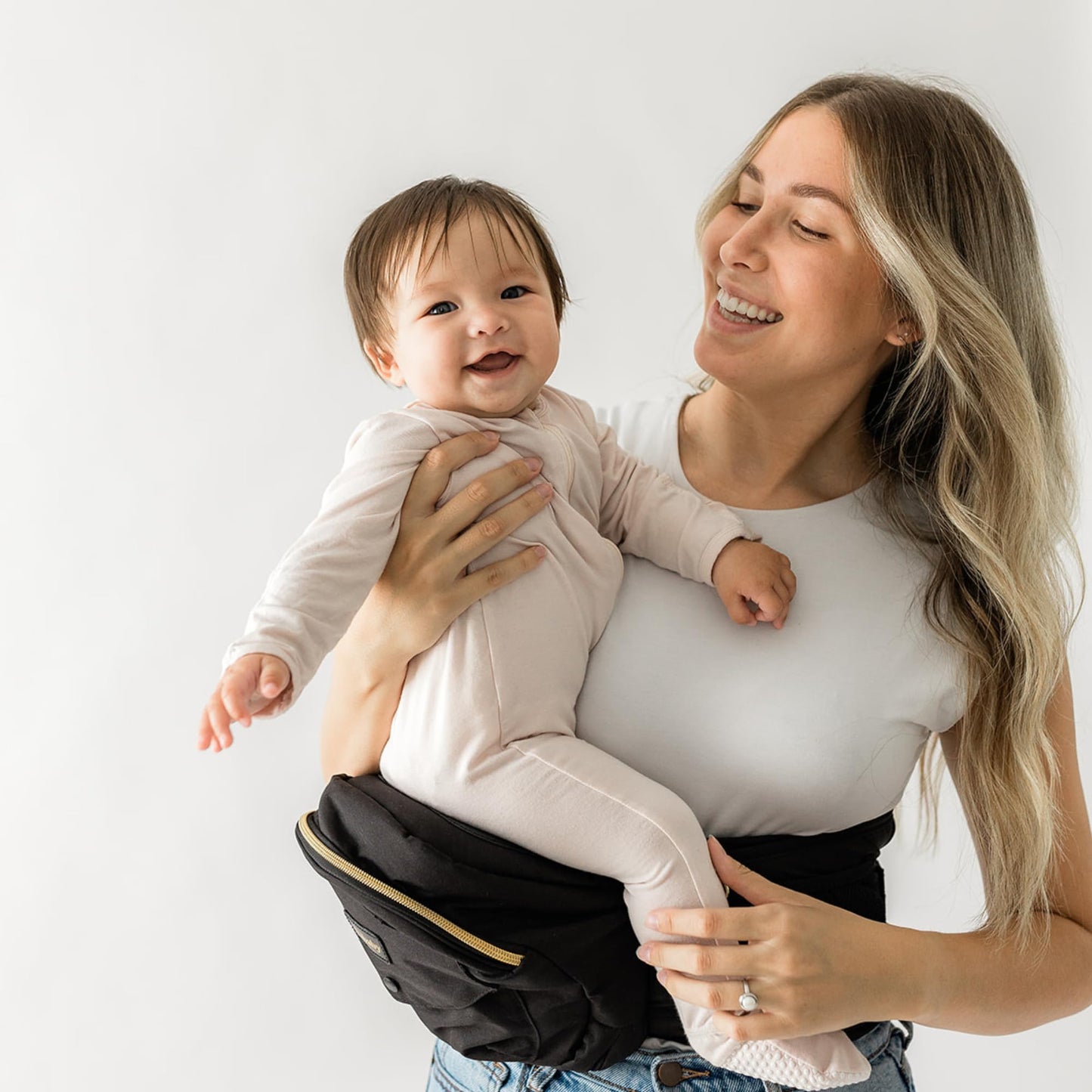 Tushbaby Original Hip Seat Baby Carrier for Babies & Toddlers up to 45 lbs, Safety Certified, Lightweight No-Foam Design with Storage, Black
