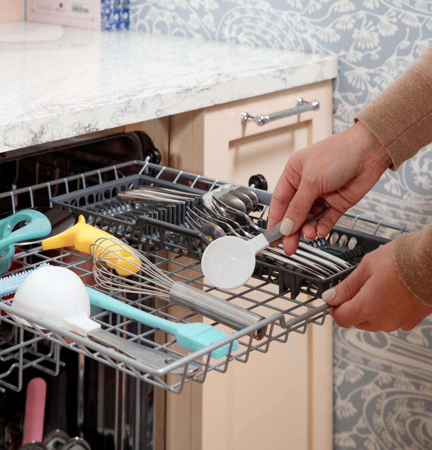 GE GDP670SGVBB 24″ Built-In Top Control Dishwasher with Stainless Steel Interior, 3rd Rack, Bottle Jets, 45 dBA – Black