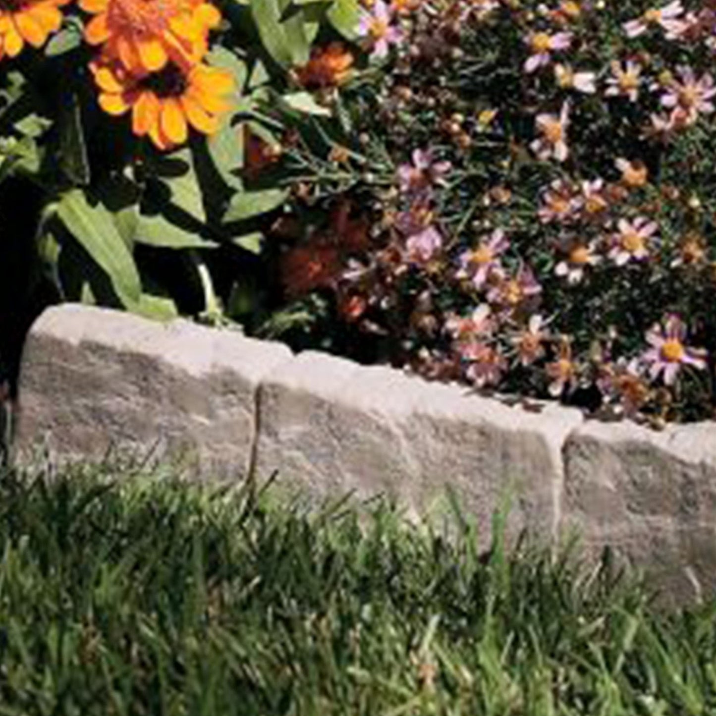 Suncast Interlocking Border Edging - Stone -Like Poly Construction for Garden, Lawn, and Landscape Edging - Water Resistant Border for Containing Trees, Flower Beds and Walkways - Light Taupe, 30