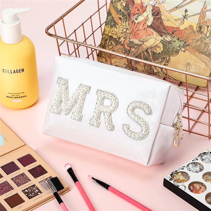 Bride Patch MRS Letter Makeup Bag for Women Bridesmaid Engagement Gift for Her White Pearl Rhinestone Travel Toiletry Bag Make Up Bag Pouch for Purse Bridal Shower Gifts for Engagement Wedding