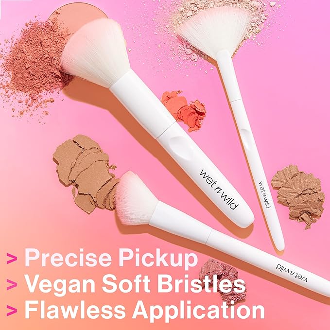 wet n wild Contour Brush, Sculpt, Highlight, & Blend, Luxurious Plush Fibers, Ergonomic Handle for Comfortable Precision Control , Cruelty-Free & Vegan