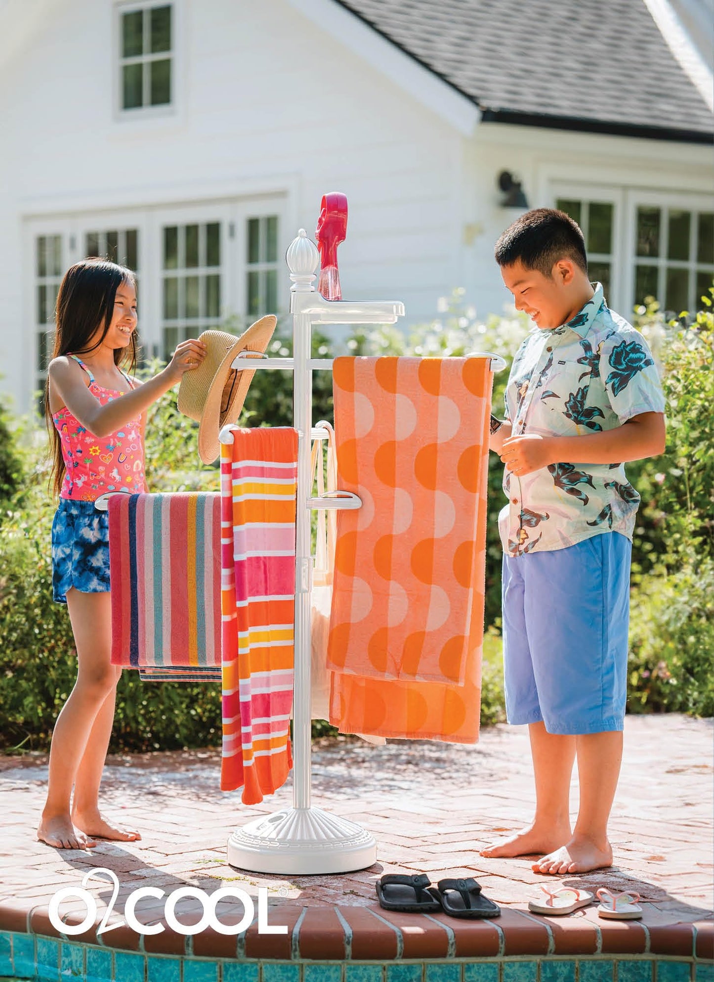O2COOL Pool & Spa Valet, Adjustable Pool & Patio Towel Holder with Weighted Base, Outdoor Towel Bar, Poolside Table, White
