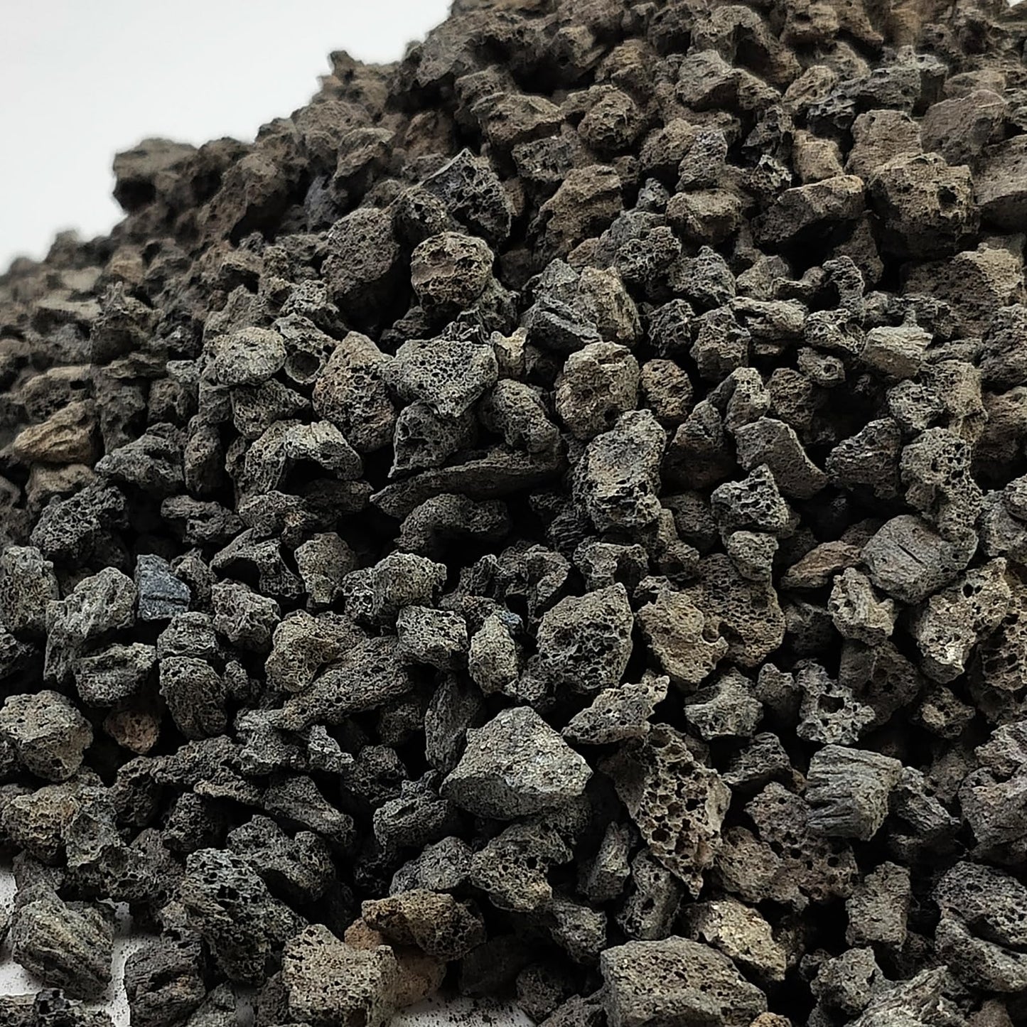 FANTIAN 10 lbs Black Lava Rocks for Fire Pits,5-8 MM Crush Volcanic Rock Pumice Soil Additive for Succulent Plants Aquarium Cactus Bonsai and Garden Landscaping