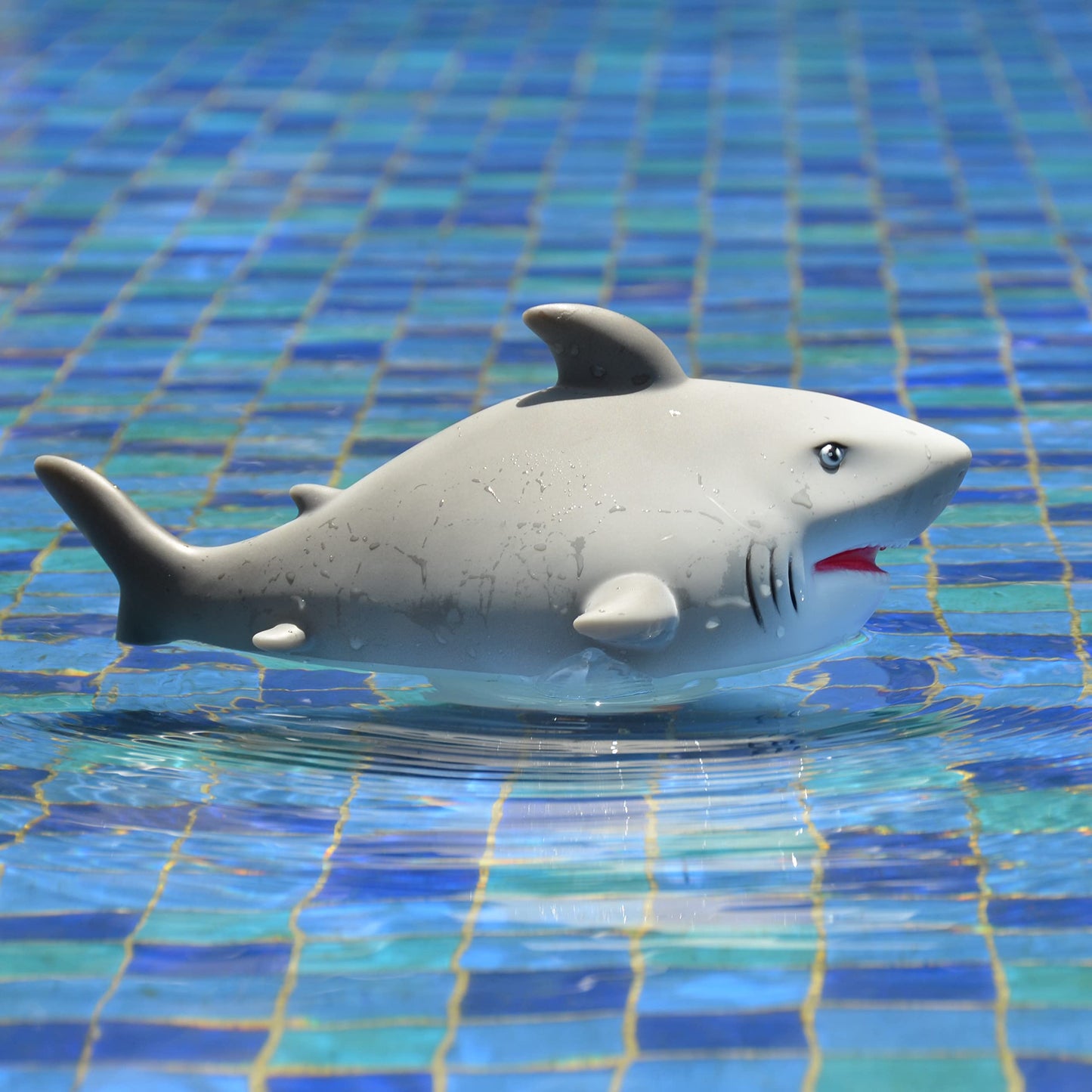 XY-WQ Chlorine Floater, Floating Pool Chlorine Dispenser (Shark), Fits 1 and 3 Inch Tablets for Large and Small Pools, Hot Tub, Spa