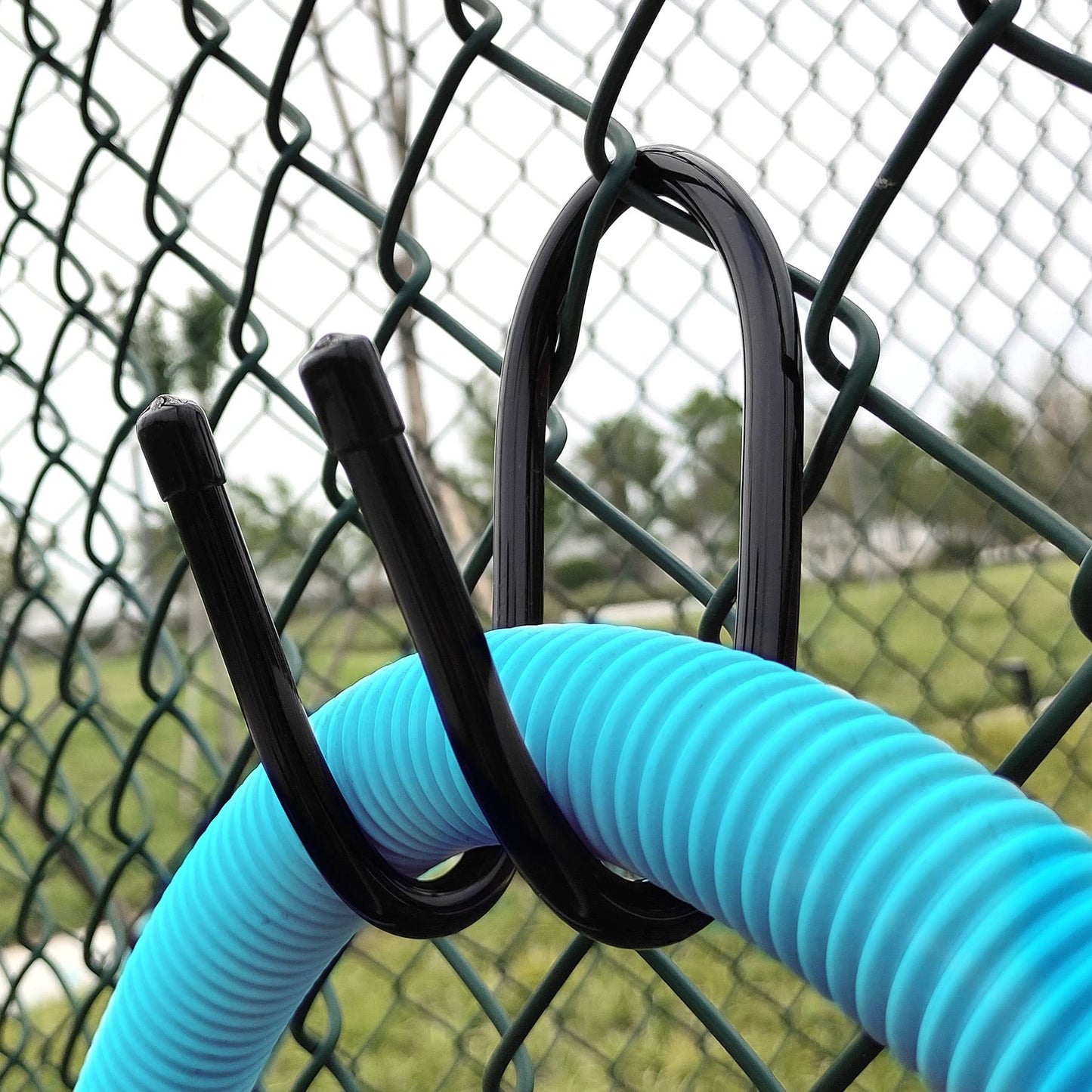 RUZUO 6PCS Chain Link Fence Hooks, Fence Hangers for Leaf Rakes, Pool Poles,Nets,Brushes,Skimmers,Vacuum Hoses etc, Hooks for Chain Link Fence, Black