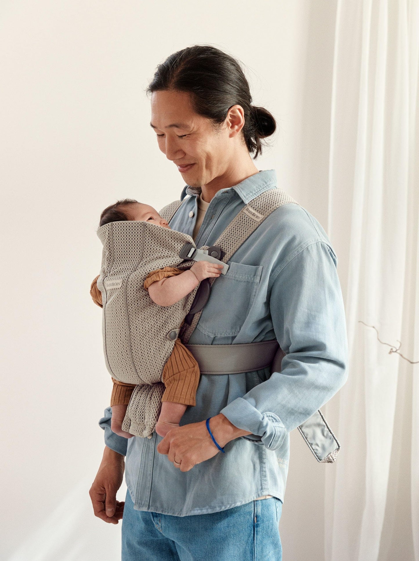 BabyBjörn Baby Carrier Mini, Gray Beige, 3D Mesh Newborn Carrier (7-25 lbs), Ergonomic, Easy-to-Use