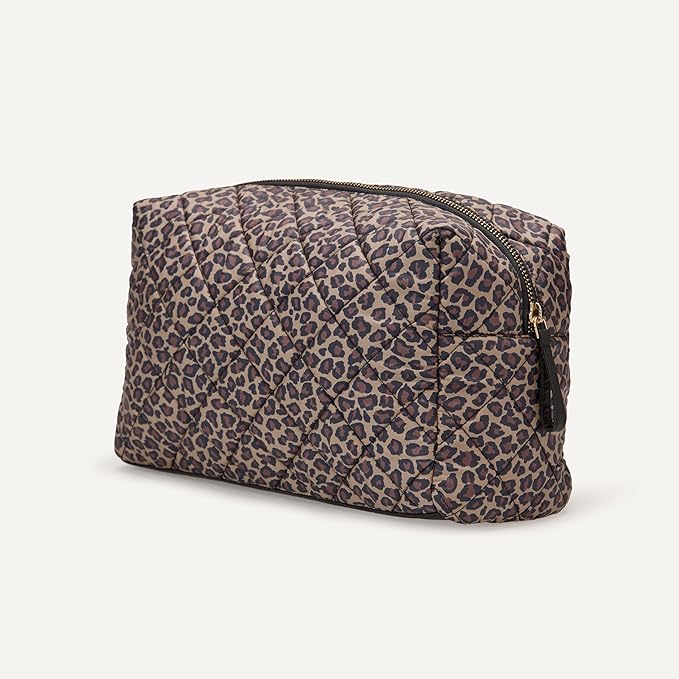 Amazon Essentials Women's Quilted Travel Makeup Bag, Leopard, One Size