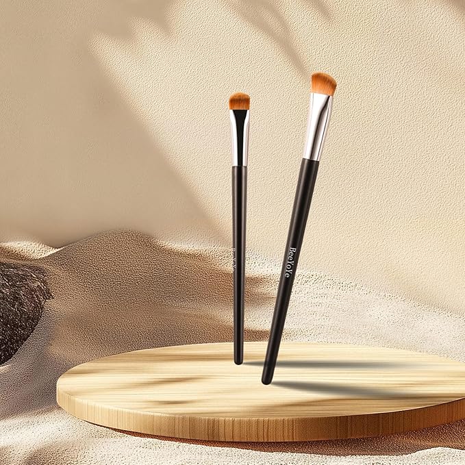 Concealer Brush Under Eye Makeup Foundation Brush,Undereye Corrector Makeup Brush Under Eye Brightener Contour Blending Brush,Triangle Precise Coverage Dark Circles Concealer Makeup Brush