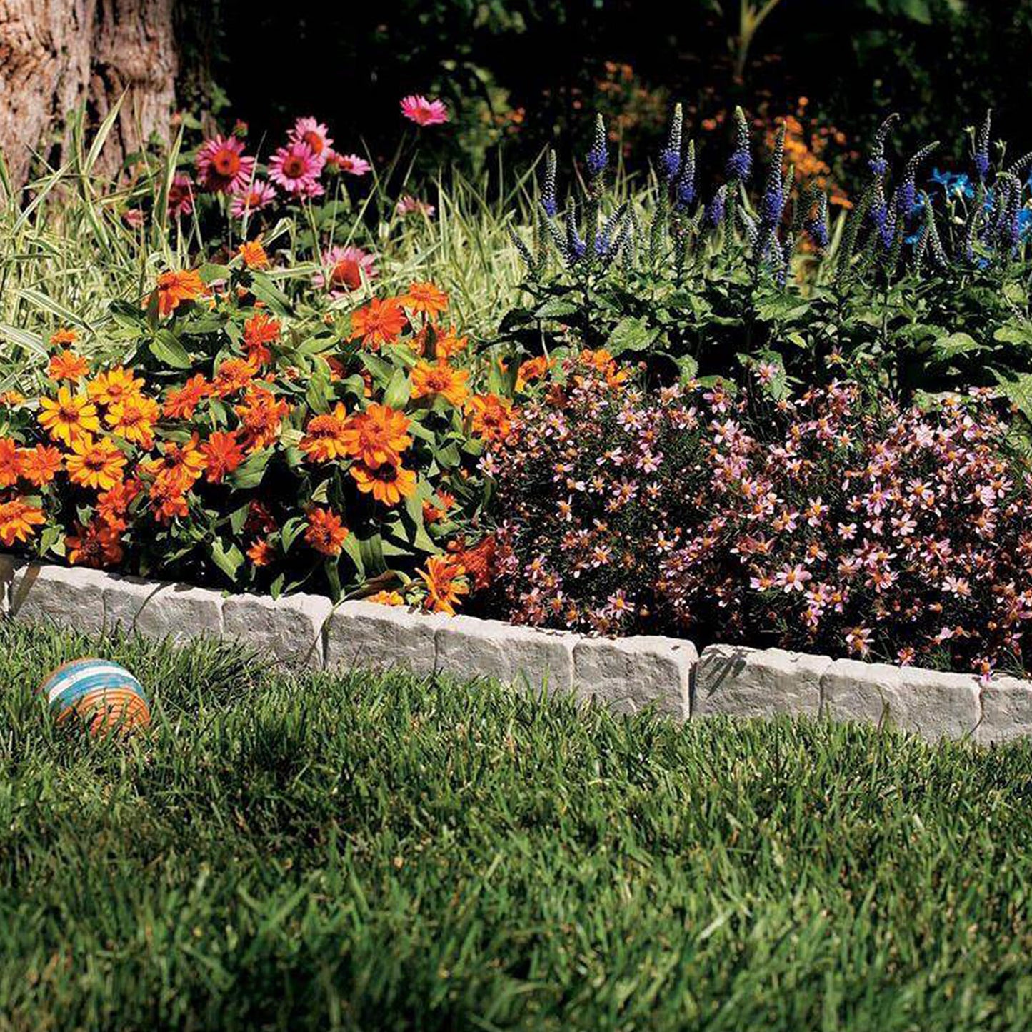 Suncast Interlocking Border Edging - Stone -Like Poly Construction for Garden, Lawn, and Landscape Edging - Water Resistant Border for Containing Trees, Flower Beds and Walkways - Light Taupe, 30