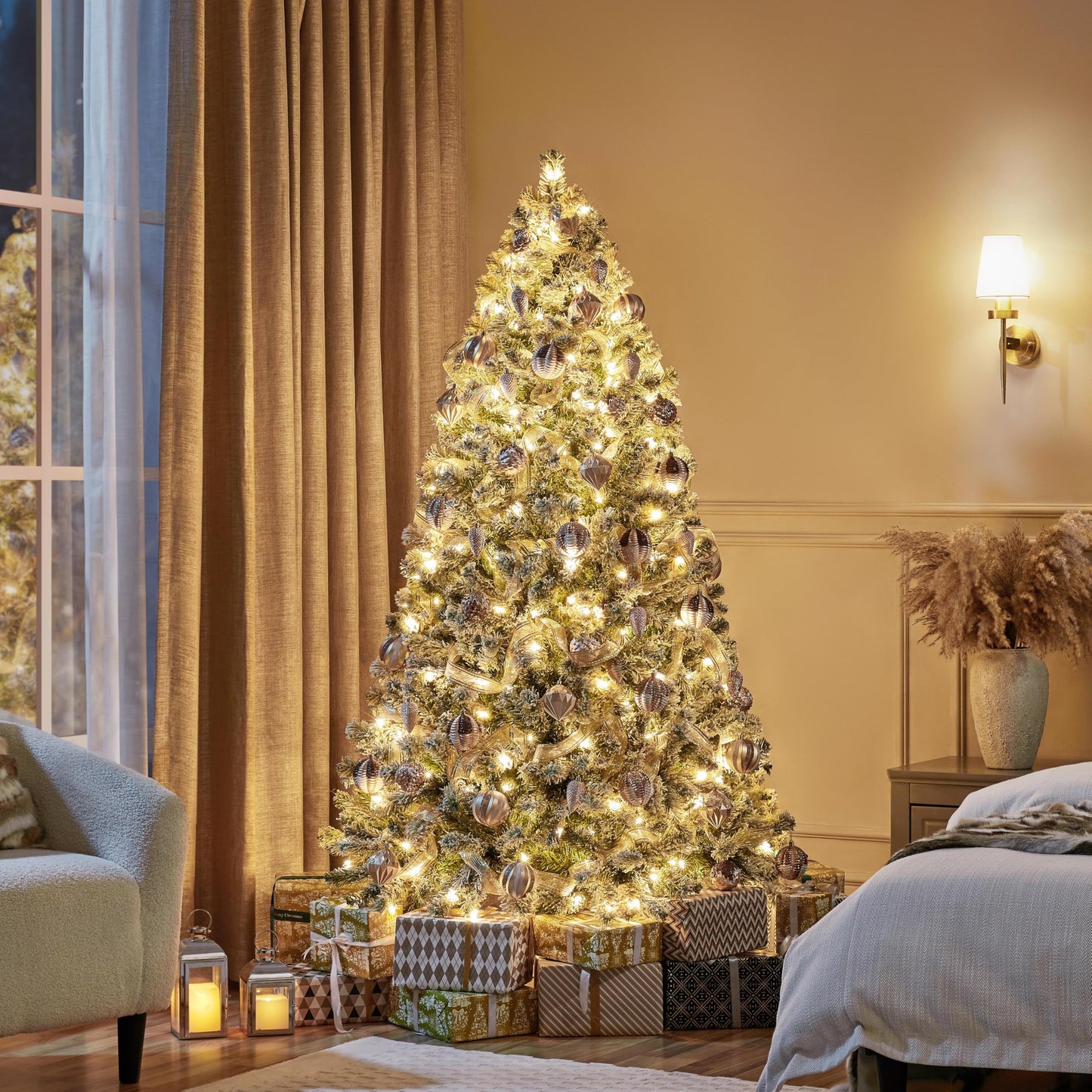 Yaheetech 6ft Pre-lit Artificial Christmas Tree with Incandescent Warm White Lights, Snow Flocked Full Prelighted Xmas Tree W/820 Branch Tips, 250 Incandescent Lights & Foldable Stand, Green & White