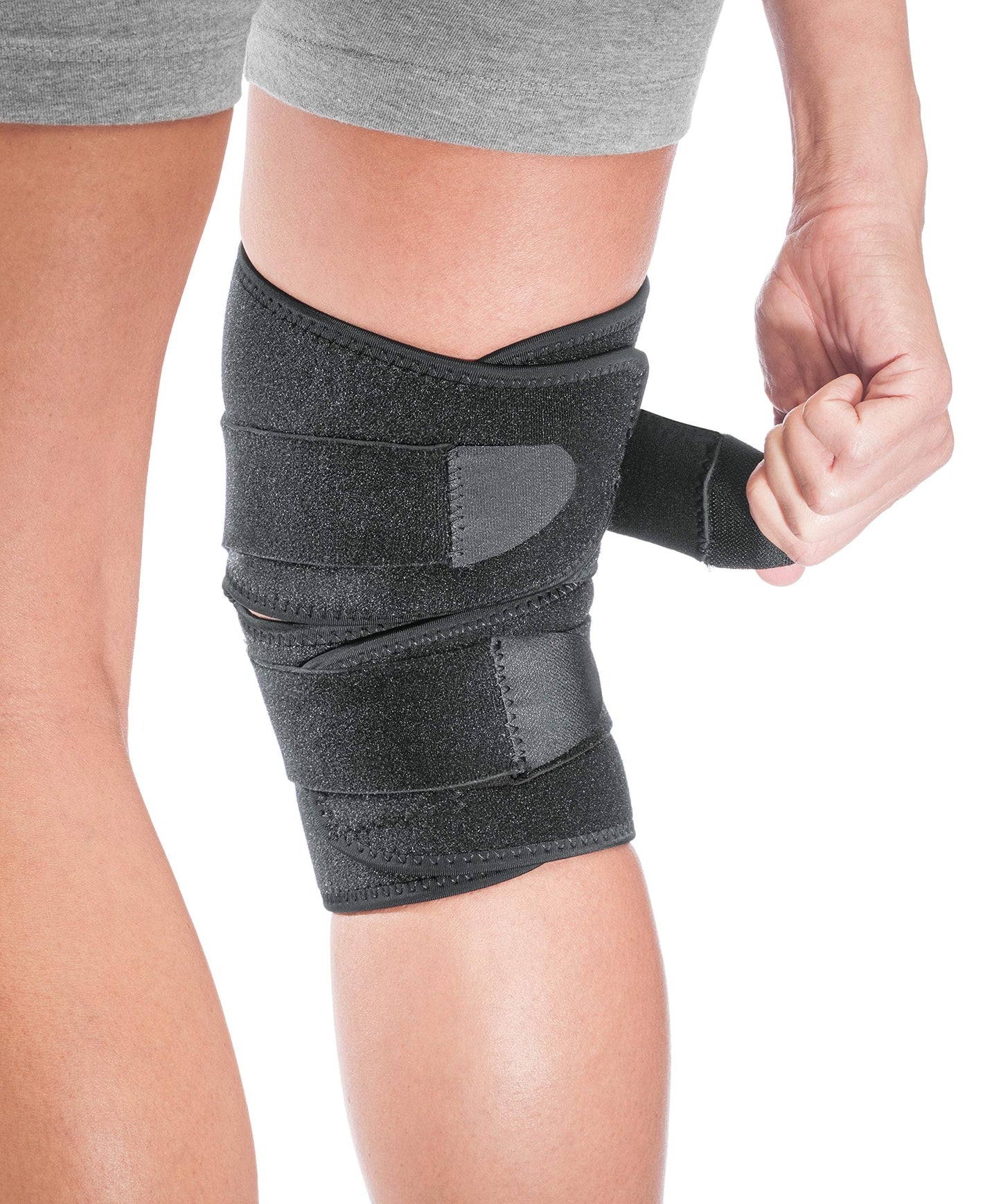 MUELLER Sports Medicine 4-Way Adjustable Knee Brace for Men and Women, Knee Stabilizer for Compression and Pain Relief Support, Ideal for Arthritis, Sprains, Black, One Size